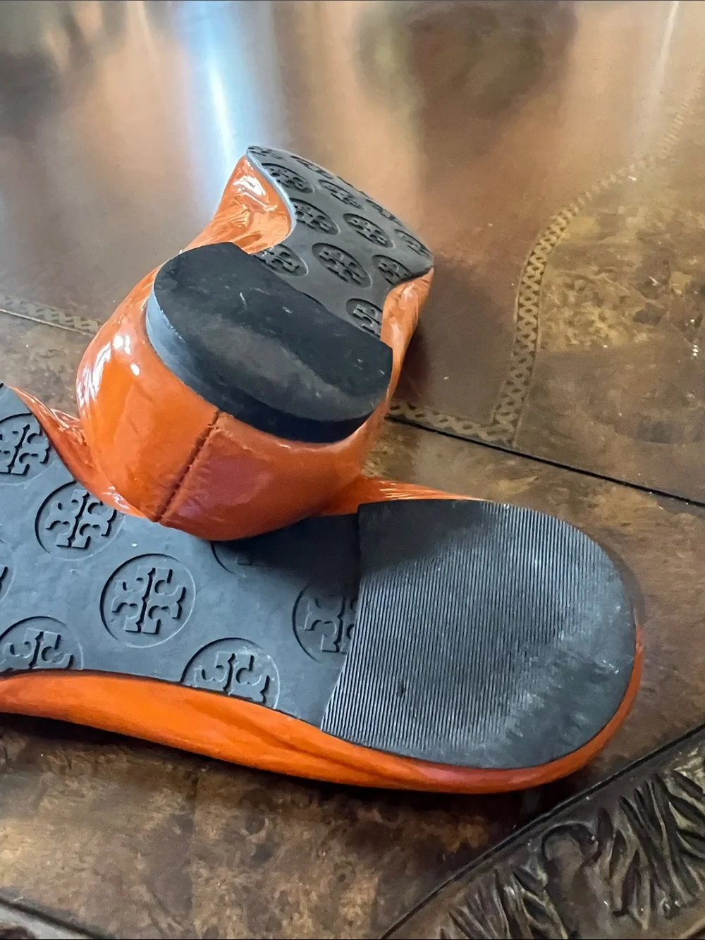 Tory Burch Leather flat shoes ( unique color )